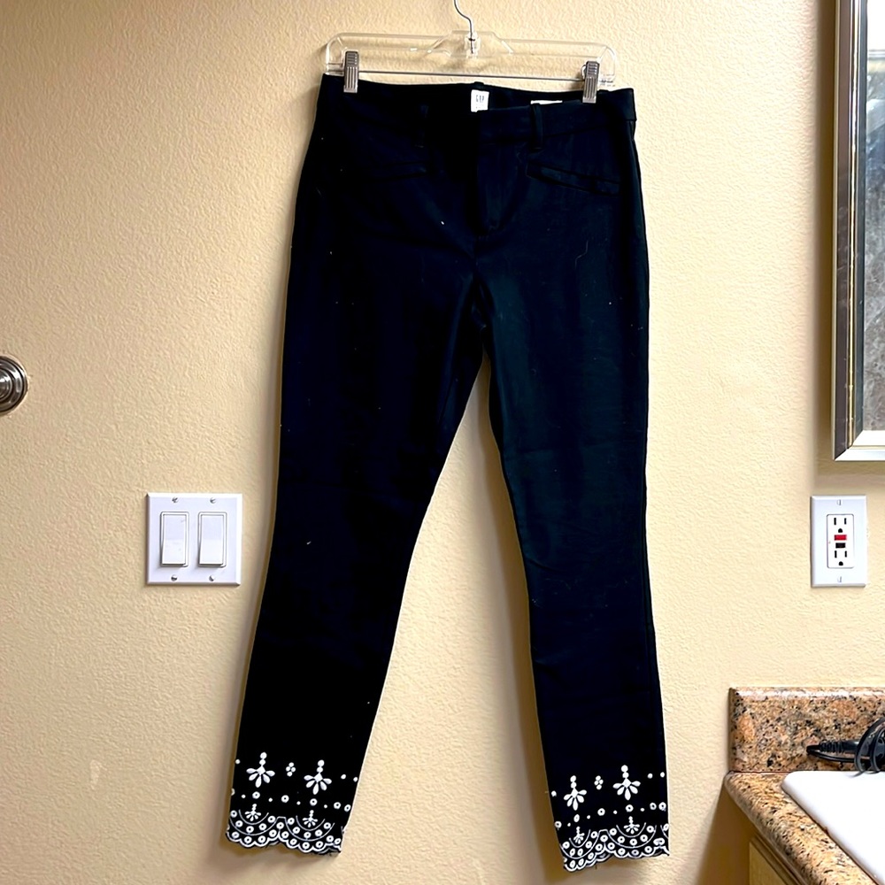 Gap skinny ankle pants with eyelet embroidery